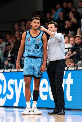 Benka Barloschky Veolia Towers Hamburg, Coach gives Kenneth Ogbe Veolia Towers Hamburg, 25 Instructions, GER, Veolia Towers Hamburg vs Basketball Loewen Braunschweig, Basketball, Bundesliga, Matchday 19, Season 2025 2026, 08 02 2026 GER, Veolia Towers Hamburg vs Basketball Loewen Braunschweig, Basketball, Bundesliga, Matchday 19, Season 2025 2026, 08 02 2026 Hamburg Copyright: xEibner-Pressefoto MaxxVincenx EP_MVN