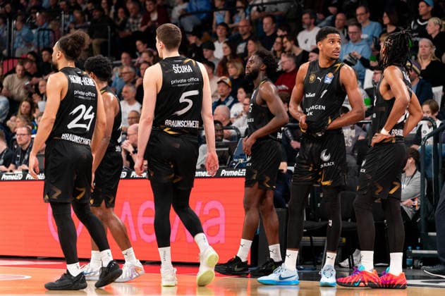 Braunschweig team, Kaza Kajami Keane Basketball Loewen Braunschweig, 24 , Luka Scuka Basketball Loewen Braunschweig, 5 , Oluwasimisola Shittu Basketball Loewen Braunschweig, 45 , David NGuessan Basketball Loewen Braunschweig, 1 , GER, Veolia Towers Hamburg vs Basketball Loewen Braunschweig, Basketball, Bundesliga, Matchday 19, Season 2025 2026, 08 02 2026 GER, Veolia Towers Hamburg vs Basketball Loewen Braunschweig, Basketball, Bundesliga, Matchday 19, Season 2025 2026, 08 02 2026 Hamburg Copyright: xEibner-Pressefoto MaxxVincenx EP_MVN