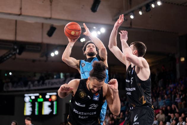 Devon Daniels Veolia Towers Hamburg, 21 on throw, Kaza Kajami Keane Basketball Loewen Braunschweig, 24 , Luka Scuka Basketball Loewen Braunschweig, 5 , GER, Veolia Towers Hamburg vs Basketball Loewen Braunschweig, Basketball, Bundesliga, Matchday 19, Season 2025 2026, 08 02 2026 GER, Veolia Towers Hamburg vs Basketball Loewen Braunschweig, Basketball, Bundesliga, Matchday 19, Season 2025 2026, 08 02 2026 Hamburg Copyright: xEibner-Pressefoto MaxxVincenx EP_MVN