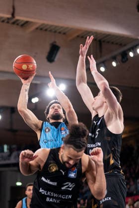 Devon Daniels Veolia Towers Hamburg, 21 on throw, Kaza Kajami Keane Basketball Loewen Braunschweig, 24 , Luka Scuka Basketball Loewen Braunschweig, 5 , GER, Veolia Towers Hamburg vs Basketball Loewen Braunschweig, Basketball, Bundesliga, Matchday 19, Season 2025 2026, 08 02 2026 GER, Veolia Towers Hamburg vs Basketball Loewen Braunschweig, Basketball, Bundesliga, Matchday 19, Season 2025 2026, 08 02 2026 Hamburg Copyright: xEibner-Pressefoto MaxxVincenx EP_MVN