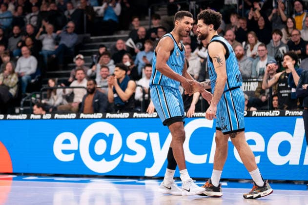 Devon Daniels Veolia Towers Hamburg, 21 cheers with Kenneth Ogbe Veolia Towers Hamburg, 25 , GER, Veolia Towers Hamburg vs Basketball Loewen Braunschweig, Basketball, Bundesliga, Matchday 19, Season 2025 2026, 08 02 2026 GER, Veolia Towers Hamburg vs Basketball Loewen Braunschweig, Basketball, Bundesliga, Matchday 19, Season 2025 2026, 08 02 2026 Hamburg Copyright: xEibner-Pressefoto MaxxVincenx EP_MVN