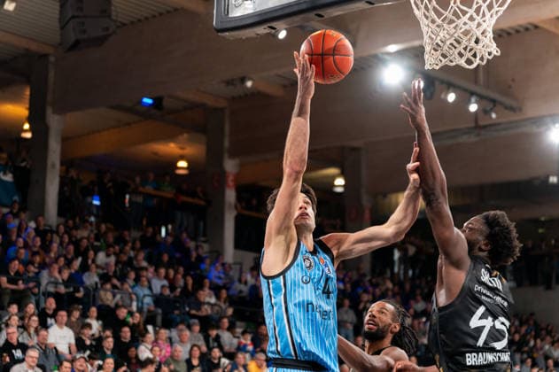 Benedikt Turudic Veolia Towers Hamburg, 44 on a lay-up, Oluwasimisola Shittu Basketball Loewen Braunschweig, 45 , GER, Veolia Towers Hamburg vs Basketball Loewen Braunschweig, Basketball, Bundesliga, Matchday 19, Season 2025 2026, 08 02 2026 GER, Veolia Towers Hamburg vs Basketball Loewen Braunschweig, Basketball, Bundesliga, Matchday 19, Season 2025 2026, 08 02 2026 Hamburg Copyright: xEibner-Pressefoto MaxxVincenx EP_MVN
