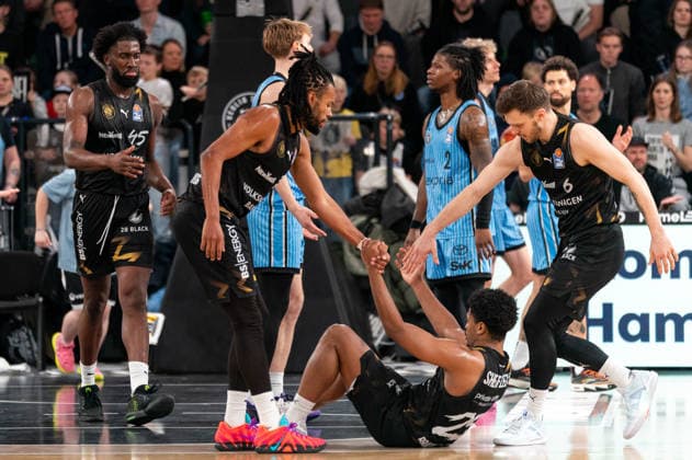Chip Flanigan Basketball Loewen Braunschweig, 30 and Ferdinand Zylka Basketball Loewen Braunschweig, 6 help Grant Sherfield Basketball Loewen Braunschweig, 25 high, GER, Veolia Towers Hamburg vs Basketball Loewen Braunschweig, Basketball, Bundesliga, Matchday 19, Season 2025 2026, 08 02 2026 GER, Veolia Towers Hamburg vs Basketball Loewen Braunschweig, Basketball, Bundesliga, Matchday 19, Season 2025 2026, 08 02 2026 Hamburg Copyright: xEibner-Pressefoto MaxxVincenx EP_MVN
