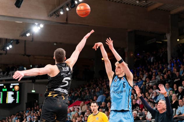 Zsombor Maronka Veolia Towers Hamburg, 05 on throw, Luka Scuka Basketball Loewen Braunschweig, 5 , GER, Veolia Towers Hamburg vs Basketball Loewen Braunschweig, Basketball, Bundesliga, Matchday 19, Season 2025 2026, 08 02 2026 GER, Veolia Towers Hamburg vs Basketball Loewen Braunschweig, Basketball, Bundesliga, Matchday 19, Season 2025 2026, 08 02 2026 Hamburg Copyright: xEibner-Pressefoto MaxxVincenx EP_MVN