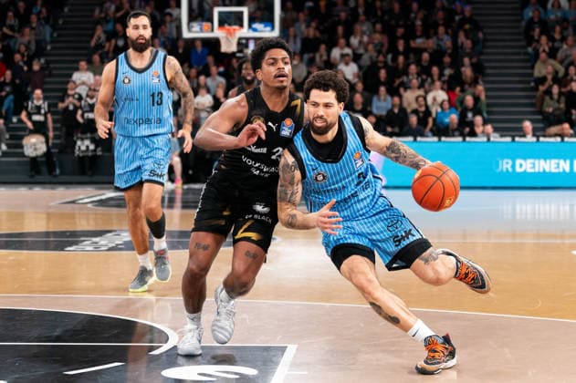 Devon Daniels Veolia Towers Hamburg, 21 dribbling against Grant Sherfield Basketball Loewen Braunschweig, 25 , GER, Veolia Towers Hamburg vs Basketball Loewen Braunschweig, Basketball, Bundesliga, Matchday 19, Season 2025 2026, 08 02 2026 GER, Veolia Towers Hamburg vs Basketball Loewen Braunschweig, Basketball, Bundesliga, Matchday 19, Season 2025 2026, 08 02 2026 Hamburg Copyright: xEibner-Pressefoto MaxxVincenx EP_MVN