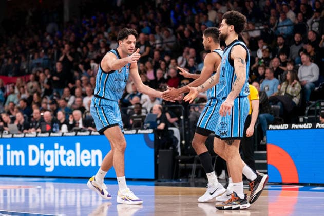 Benedikt Turudic Veolia Towers Hamburg, 44 cheers with Kenneth Ogbe Veolia Towers Hamburg, 25 and Devon Daniels Veolia Towers Hamburg, 21 , GER, Veolia Towers Hamburg vs Basketball Loewen Braunschweig, Basketball, Bundesliga, Matchday 19, Season 2025 2026, 08 02 2026 GER, Veolia Towers Hamburg vs Basketball Loewen Braunschweig, Basketball, Bundesliga, Matchday 19, Season 2025 2026, 08 02 2026 Hamburg Copyright: xEibner-Pressefoto MaxxVincenx EP_MVN