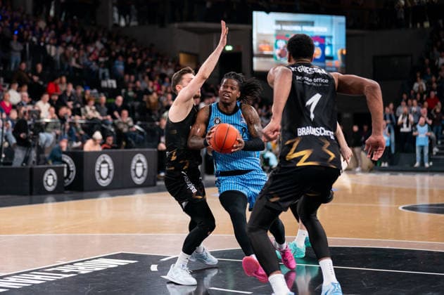 Leonard Thorpe Jr Veolia Towers Hamburg, 02 dribbling against Ferdinand Zylka Basketball Loewen Braunschweig, 6 , David NGuessan Basketball Loewen Braunschweig, 1 , GER, Veolia Towers Hamburg vs Basketball Loewen Braunschweig, Basketball, Bundesliga, Matchday 19, Season 2025 2026, 08 02 2026 GER, Veolia Towers Hamburg vs Basketball Loewen Braunschweig, Basketball, Bundesliga, Matchday 19, Season 2025 2026, 08 02 2026 Hamburg Copyright: xEibner-Pressefoto MaxxVincenx EP_MVN
