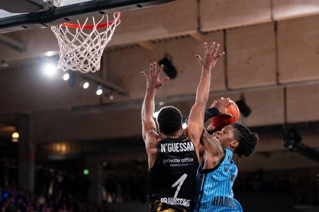 Leonard Thorpe Jr Veolia Towers Hamburg, 02 at the basket, David NGuessan Basketball Loewen Braunschweig, 1 , GER, Veolia Towers Hamburg vs Basketball Loewen Braunschweig, Basketball, Bundesliga, Matchday 19, Season 2025 2026, 08 02 2026 GER, Veolia Towers Hamburg vs Basketball Loewen Braunschweig, Basketball, Bundesliga, Matchday 19, Season 2025 2026, 08 02 2026 Hamburg Copyright: xEibner-Pressefoto MaxxVincenx EP_MVN