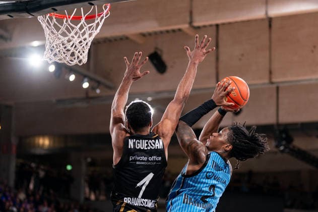 Leonard Thorpe Jr Veolia Towers Hamburg, 02 at the basket, David NGuessan Basketball Loewen Braunschweig, 1 , GER, Veolia Towers Hamburg vs Basketball Loewen Braunschweig, Basketball, Bundesliga, Matchday 19, Season 2025 2026, 08 02 2026 GER, Veolia Towers Hamburg vs Basketball Loewen Braunschweig, Basketball, Bundesliga, Matchday 19, Season 2025 2026, 08 02 2026 Hamburg Copyright: xEibner-Pressefoto MaxxVincenx EP_MVN
