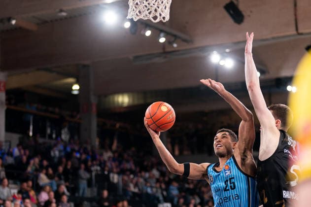 Kenneth Ogbe Veolia Towers Hamburg, 25 on lay-up, Luka Scuka Basketball Loewen Braunschweig, 5 , GER, Veolia Towers Hamburg vs Basketball Loewen Braunschweig, Basketball, Bundesliga, Matchday 19, Season 2025 2026, 08 02 2026 GER, Veolia Towers Hamburg vs Basketball Loewen Braunschweig, Basketball, Bundesliga, Matchday 19, Season 2025 2026, 08 02 2026 Hamburg Copyright: xEibner-Pressefoto MaxxVincenx EP_MVN