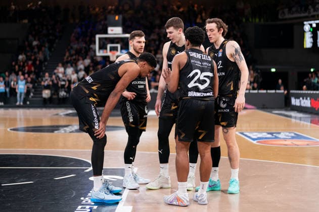 Braunschweig at the huddle, David NGuessan Basketball Loewen Braunschweig, 1 , Ferdinand Zylka Basketball Loewen Braunschweig, 6 , Luka Scuka Basketball Loewen Braunschweig, 5 , Grant Sherfield Basketball Loewen Braunschweig, 25 , Benjamin Schroeder Basketball Loewen Braunschweig, 2 , GER, Veolia Towers Hamburg vs Basketball Loewen Braunschweig, Basketball, Bundesliga, Matchday 19, Season 2025 2026, 08 02 2026 GER, Veolia Towers Hamburg vs Basketball Loewen Braunschweig, Basketball, Bundesliga, Matchday 19, Season 2025 2026, 08 02 2026 Hamburg Copyright: xEibner-Pressefoto MaxxVincenx EP_MVN