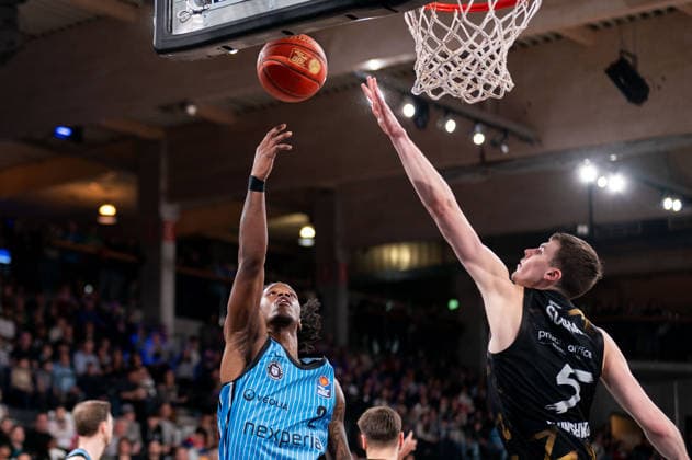 Leonard Thorpe Jr Veolia Towers Hamburg, 02 at the basket, Luka Scuka Basketball Loewen Braunschweig, 5 , GER, Veolia Towers Hamburg vs Basketball Loewen Braunschweig, Basketball, Bundesliga, Matchday 19, Season 2025 2026, 08 02 2026 GER, Veolia Towers Hamburg vs Basketball Loewen Braunschweig, Basketball, Bundesliga, Matchday 19, Season 2025 2026, 08 02 2026 Hamburg Copyright: xEibner-Pressefoto MaxxVincenx EP_MVN