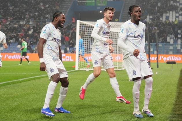 Inter Milan s Yann Bisseck celebrates after scoring 0-1 during the Serie A soccer match between Sassuolo and Inter at the Mapei Stadium in Reggio Emilia , Italy - Sunday, February 08 , 2026. - Soccer .  Copyright: xSpada LaPressex