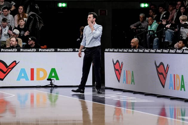 Germany easyCredit BBL, Main Round 2025 26, 19 Matchday Veolia Towers Hamburg vs Basketball Löwen Braunschweig Inselpark Arena Hamburg Benka Barloschky Veolia Towers Hamburg, Head Coach Copyright: xStefanxTrochax