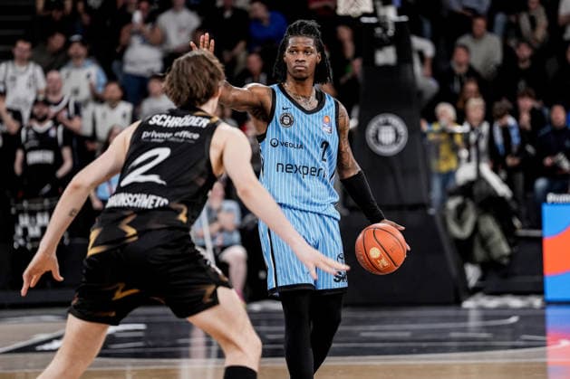Germany easyCredit BBL, Main Round 2025 26, 19 Matchday Veolia Towers Hamburg vs Basketball Löwen Braunschweig Inselpark Arena Hamburg Leonard Thorpe Jr Veolia Towers Hamburg, 2 , Benjamin Schröder Basketball Löwen Braunschweig, 2 Copyright: xStefanxTrochax