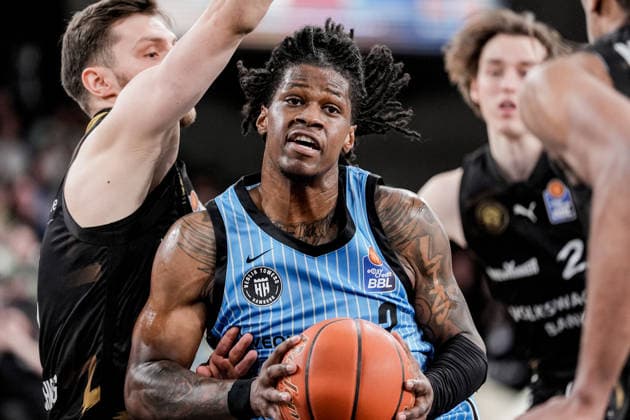 Germany easyCredit BBL, Main Round 2025 26, 19 Matchday Veolia Towers Hamburg vs Basketball Löwen Braunschweig Inselpark Arena Hamburg David NGuessan Basketball Löwen Braunschweig, 1 , Leonard Thorpe Jr Veolia Towers Hamburg, 2 , Luka Scuka Basketball Löwen Braunschweig, 5 Copyright: xStefanxTrochax