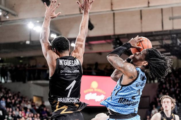 Germany easyCredit BBL, Main Round 2025 26, 19 Matchday Veolia Towers Hamburg vs Basketball Löwen Braunschweig Inselpark Arena Hamburg David NGuessan Basketball Löwen Braunschweig, 1 , Leonard Thorpe Jr Veolia Towers Hamburg, 2 , Benjamin Schröder Basketball Löwen Braunschweig, 2 Copyright: xStefanxTrochax