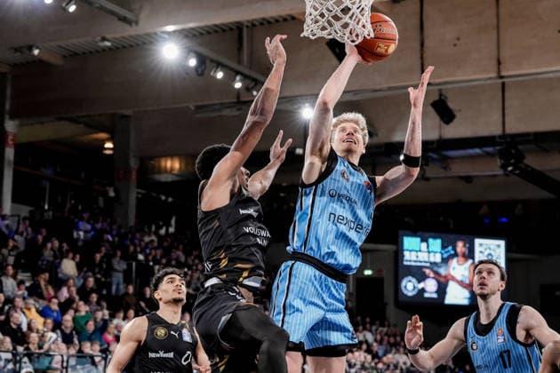 Germany easyCredit BBL, Main Round 2025 26, 19 Matchday Veolia Towers Hamburg vs Basketball Löwen Braunschweig Inselpark Arena Hamburg Zsombor Maronka Veolia Towers Hamburg, 5 , Jan Niklas Wimberg Veolia Towers Hamburg, 17 , Adrian Worthy Basketball Löwen Braunschweig, 0 , David NGuessan Basketball Löwen Braunschweig, 1 Copyright: xStefanxTrochax