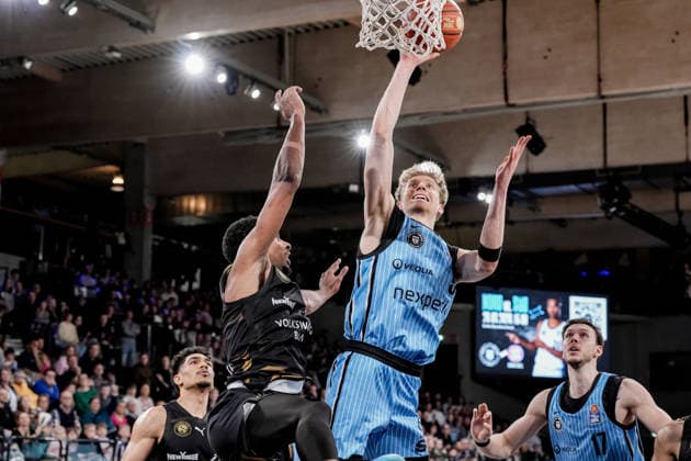 Germany easyCredit BBL, Main Round 2025 26, 19 Matchday Veolia Towers Hamburg vs Basketball Löwen Braunschweig Inselpark Arena Hamburg Zsombor Maronka Veolia Towers Hamburg, 5 , Jan Niklas Wimberg Veolia Towers Hamburg, 17 , Adrian Worthy Basketball Löwen Braunschweig, 0 , David NGuessan Basketball Löwen Braunschweig, 1 Copyright: xStefanxTrochax