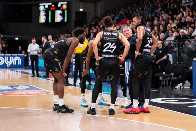 Braunschweig at the huddle, Oluwasimisola Shittu Basketball Loewen Braunschweig, 45 , Kaza Kajami Keane Basketball Loewen Braunschweig, 24 , Liviu Calin Basketball Loewen Braunschweig, coach , Chip Flanigan Basketball Loewen Braunschweig, 30 , GER, Veolia Towers Hamburg vs Basketball Loewen Braunschweig, Basketball, Bundesliga, Matchday 19, Season 2025 2026, 08 02 2026 GER, Veolia Towers Hamburg vs Basketball Loewen Braunschweig, Basketball, Bundesliga, Matchday 19, Season 2025 2026, 08 02 2026 Hamburg Copyright: xEibner-Pressefoto MaxxVincenx EP_MVN