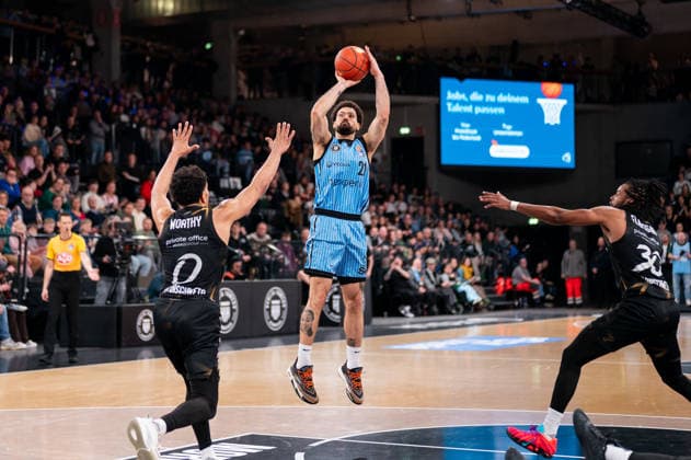 Devon Daniels Veolia Towers Hamburg, 21 on throw, Adrian Worthy Basketball Loewen Braunschweig, 0 , Chip Flanigan Basketball Loewen Braunschweig, 30 , GER, Veolia Towers Hamburg vs Basketball Loewen Braunschweig, Basketball, Bundesliga, Matchday 19, Season 2025 2026, 08 02 2026 GER, Veolia Towers Hamburg vs Basketball Loewen Braunschweig, Basketball, Bundesliga, Matchday 19, Season 2025 2026, 08 02 2026 Hamburg Copyright: xEibner-Pressefoto MaxxVincenx EP_MVN