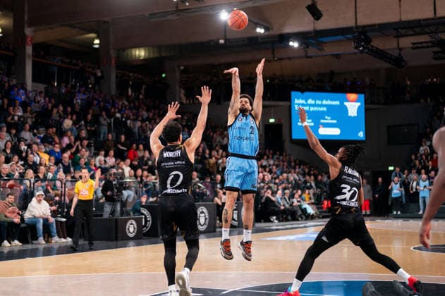 Devon Daniels Veolia Towers Hamburg, 21 on throw, Adrian Worthy Basketball Loewen Braunschweig, 0 , Chip Flanigan Basketball Loewen Braunschweig, 30 , GER, Veolia Towers Hamburg vs Basketball Loewen Braunschweig, Basketball, Bundesliga, Matchday 19, Season 2025 2026, 08 02 2026 GER, Veolia Towers Hamburg vs Basketball Loewen Braunschweig, Basketball, Bundesliga, Matchday 19, Season 2025 2026, 08 02 2026 Hamburg Copyright: xEibner-Pressefoto MaxxVincenx EP_MVN