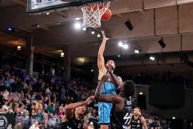 Martin Breunig Veolia Towers Hamburg, 13 on a lay-up, Oluwasimisola Shittu Basketball Loewen Braunschweig, 45 , GER, Veolia Towers Hamburg vs Basketball Loewen Braunschweig, Basketball, Bundesliga, Matchday 19, Season 2025 2026, 08 02 2026 GER, Veolia Towers Hamburg vs Basketball Loewen Braunschweig, Basketball, Bundesliga, Matchday 19, Season 2025 2026, 08 02 2026 Hamburg Copyright: xEibner-Pressefoto MaxxVincenx EP_MVN