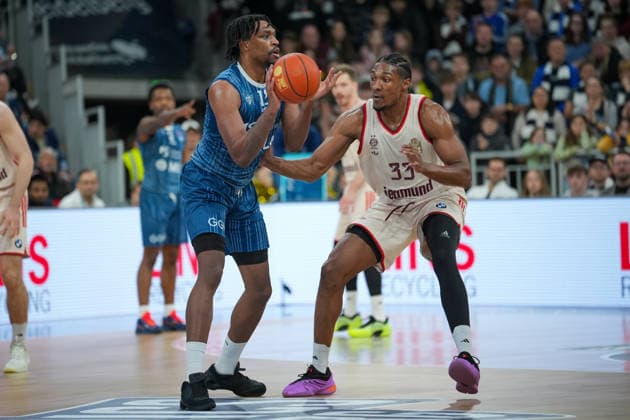 Basketball easyCredit BBL, Matchday 19, MLP Academics Heidelberg FC Bayern Munich Basketball on 08 02 2026 in Heidelberg SNP Dome , Germany, Season 2025 2026 Osun Osunniyi 12, MLP in duel with David McCormack 33, FCB Heidelberg SNP Dome Germany Copyright: xChristophxKinzingerx