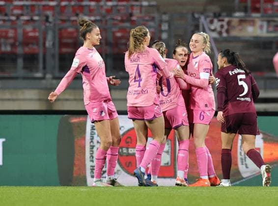 08 02 2026 Soccer Season 2025 2026 1 Women Soccer Bundesliga 17 Matchday 1 FC Nuremberg FCN Club TSG 1899 Hoffenheim Sportfoto Zink DaMa xdaxmax Cheering after goal Goal kick to 0 1 Goal scorer Marie Steiner 19, TSG Hoffenheim and team Team by penalty kick