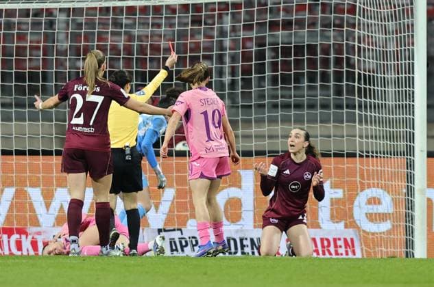 08 02 2026 Soccer Season 2025 2026 1 Women Soccer Bundesliga 17 Matchday 1 FC Nürnberg FCN Club TSG 1899 Hoffenheim Sportfoto Zink DaMa xdaxmax Riem Hussein Referee in shows Lara Meroni 11, 1 FC Nürnberg FCN the red card Red