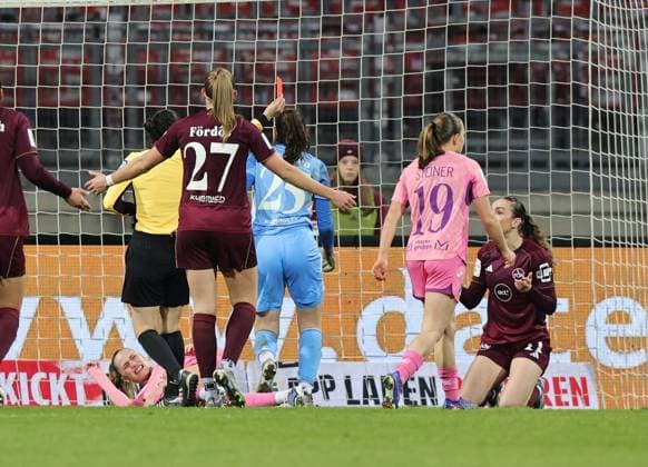 08 02 2026 Soccer Season 2025 2026 1 Women Soccer Bundesliga 17 Matchday 1 FC Nürnberg FCN Club TSG 1899 Hoffenheim Sportfoto Zink DaMa xdaxmax Riem Hussein Referee in shows Lara Meroni 11, 1 FC Nürnberg FCN the red card Red