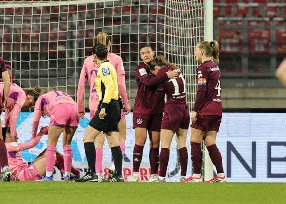 08 02 2026 Soccer Season 2025 2026 1 Women Soccer Bundesliga 17 Matchday 1 FC Nürnberg FCN Club TSG 1899 Hoffenheim Sportfoto Zink DaMa xdaxmax Lara Meroni 11, 1 FC Nürnberg FCN must be comforted by teammates after red card red