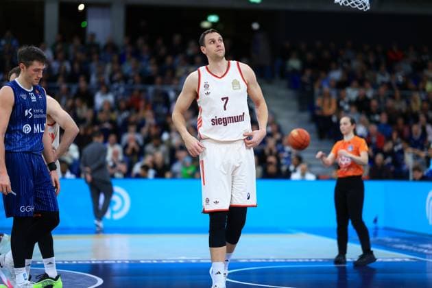 Game action with Johannes Voigtmann 7 FC Bayern Basketball and Ryan Mikesell 33 MLP Academics Heidelberg on the pitch easyCredit BBL MLP Academics Heidelberg - FC Bayern Munich Basketball 08 02 2026 Copyright: xMichaelxGelhardtx