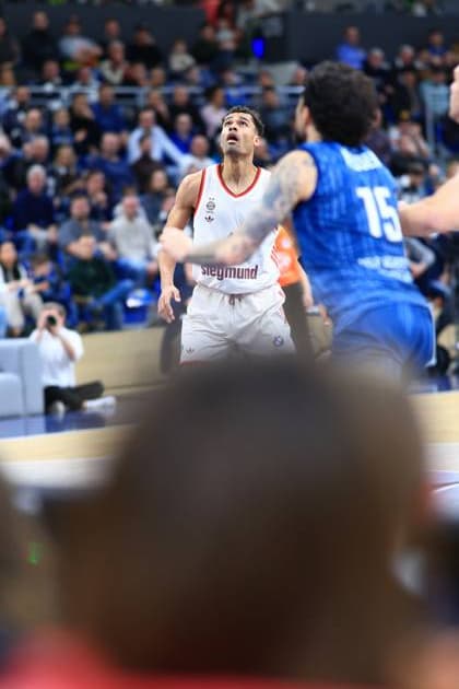 Game action with Elias Harris 20 FC Bayern Basketball and Marcel Keßen 15 MLP Academics Heidelberg on the pitch easyCredit BBL MLP Academics Heidelberg - FC Bayern Munich Basketball 08 02 2026 Copyright: xMichaelxGelhardtx