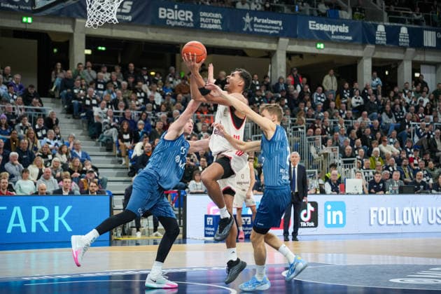 Basketball easyCredit BBL, Matchday 19, MLP Academics Heidelberg FC Bayern Munich Basketball on 08 02 2026 in Heidelberg SNP Dome , Germany, Season 2025 2026 Oscar da Silva 1, FCB moves to the basket defended by Ryan Mikesell 33, MLP and Niklas Würzner 2, MLP Heidelberg SNP Dome Germany Copyright: xChristophxKinzingerx