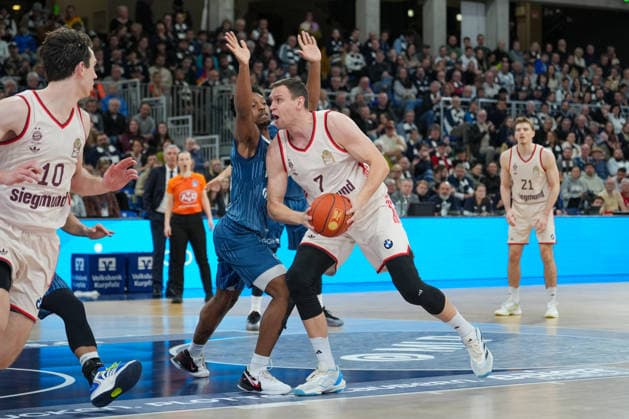 Basketball easyCredit BBL, Matchday 19, MLP Academics Heidelberg FC Bayern Munich Basketball on 08 02 2026 in Heidelberg SNP Dome , Germany, Season 2025 2026 Johannes Voigtmann 7, FCB in duel with Eric Reed Jr 43, MLP Heidelberg SNP Dome Germany Copyright: xChristophxKinzingerx