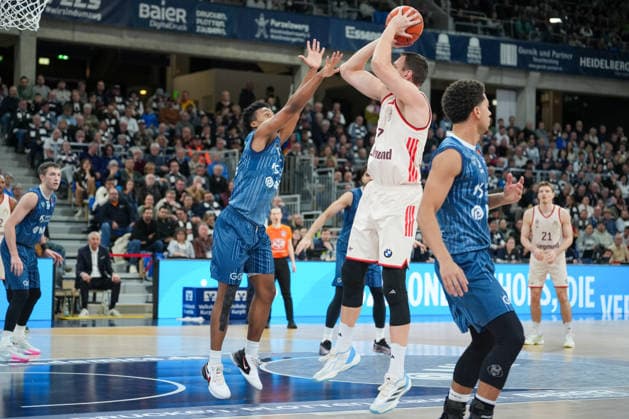 Basketball easyCredit BBL, Matchday 19, MLP Academics Heidelberg FC Bayern Munich Basketball on 08 02 2026 in Heidelberg SNP Dome , Germany, Season 2025 2026 Johannes Voigtmann 7, FCB scores a deuce against Eric Reed Jr 43, MLP Heidelberg SNP Dome Germany Copyright: xChristophxKinzingerx