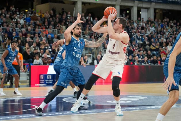 Basketball easyCredit BBL, Matchday 19, MLP Academics Heidelberg FC Bayern Munich Basketball on 08 02 2026 in Heidelberg SNP Dome , Germany, Season 2025 2026 Johannes Voigtmann 7, FCB takes a throw against Marcel Keßen 15, MLP Heidelberg SNP Dome Germany Copyright: xChristophxKinzingerx