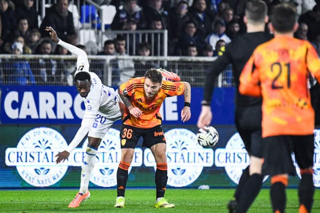 FOOTBALL : AJ Auxerre vs Paris FC - Ligue 1 - JournÃ e 21 - 08 02 2026 Sinaly DiomandÃ (AJ Auxerre) Ciro Immobile (Paris FC) AuxerreFrance  Copyright: xBaptistexAutissierx