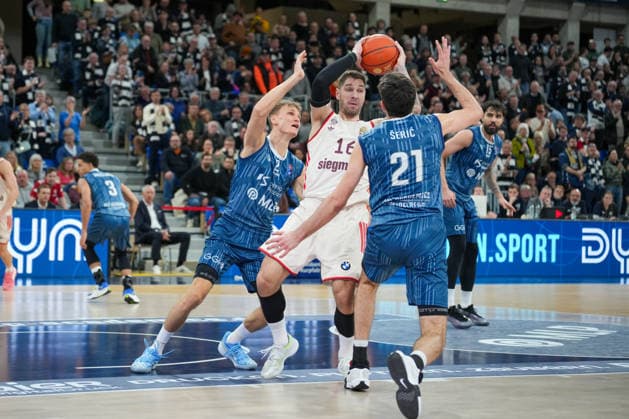 Basketball easyCredit BBL, Matchday 19, MLP Academics Heidelberg FC Bayern Munich Basketball on 08 02 2026 in Heidelberg SNP Dome , Germany, Season 2025 2026 Stefan Jovic 16, FCB defended by Niklas Würzner 2, MLP and Mateo Seric 21, MLP Heidelberg SNP Dome Germany Copyright: xChristophxKinzingerx