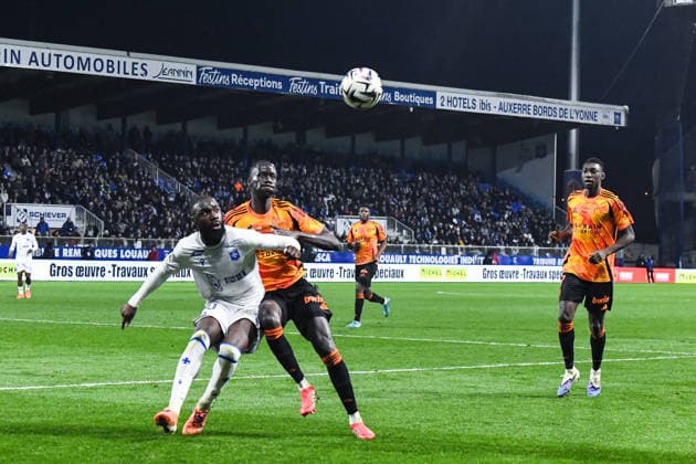 FOOTBALL : AJ Auxerre vs Paris FC - Ligue 1 - JournÃ e 21 - 08 02 2026 Lassine Sinayoko (AJ Auxerre) Moustapha Mbow (Paris FC) AuxerreFrance  Copyright: xBaptistexAutissierx