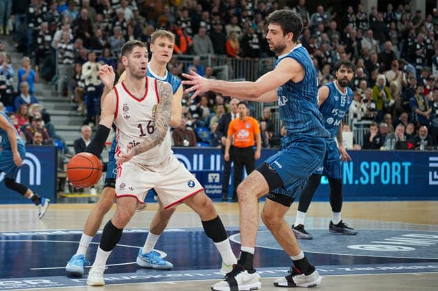 Basketball easyCredit BBL, Matchday 19, MLP Academics Heidelberg FC Bayern Munich Basketball on 08 02 2026 in Heidelberg SNP Dome , Germany, Season 2025 2026 Stefan Jovic 16, FCB defended by Niklas Würzner 2, MLP and Mateo Seric 21, MLP Heidelberg SNP Dome Germany Copyright: xChristophxKinzingerx