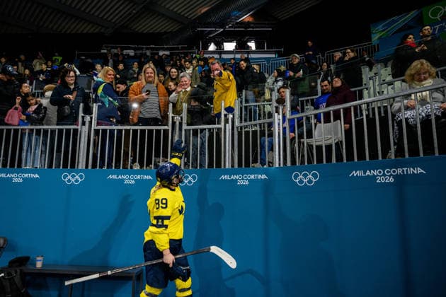 260208 Nicole Hall of Sweden celebrates with fans after the women s Ice hockey, Eishockey game between France and Sweden during day 2 of the 2026 Winter Olympics on February 8, 2026 in Milan. Photo: Emma Wallskog BILDBYRAN kod EW EW0621 ishockey ice hockey Olympic Games, Olympische Spiele, Olympia, OS olympics winter olympics os ol olympiska spel vinter-os olympiske leker milano cortina 2026 milan cortina 2026 milano cortina 2026 olympic games milano cortina 2026 winter olympic games milano cortina-os milano cortina-ol vinter-ol 2 bbeng sverige sweden france frankrike dam jubel publik *** 260208 Nicole Hall of Sweden celebrates with fans after the women s ice hockey game between France and Sweden during day 2 of the 2026 Winter Olympics on February 8, 2026 in Milan Photo Emma Wallskog BILDBYRAN code EW EW0621 ice hockey ice hockey olympic games olympics winter olympics os ol olympic games winter os olympic games milano cortina 2026 milan cortina 2026 milano cortina 2026 olympic games milano cortina 2026 winter olympic games milano cortina os milano cortina ol winter ol 2 bbeng sweden sweden france france women cheering crowd  Copyright: EMMAxWALLSKOG BB260208EW092