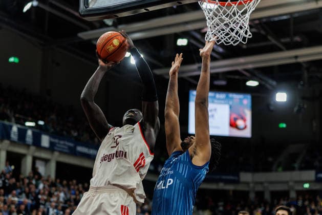 easycredit BBL, MLP Academics Heidelberg FC Bayern München Basketball, 08 02 2026 Wenyen Gabriel FC Bayern München Basketball, 32 with a lay-up against Erol Ersek MLP Academics Heidelberg, 11 Game of the easycredit BBL MLP Academics Heidelberg FC Bayern München Basketball on Matchday 19 of the 25 26 season at the SNP Dome in Heidelberg on 08 02 2026 Copyright: xBEAUTIFULxSPORTS Hahnex