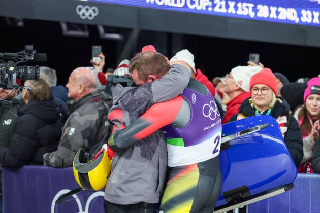 Olympische Winterspiele Milano Cortina 2026 Rennrodeln Einsitzer Männer am 08.02.2026 im Cortina Sliding Centre in Cortina d™Ampezzo Felix Loch ( Deutschland ), rechts umarmt seinen Vater nach dem Rennen *** Olympic Winter Games Milano Cortina 2026 Luge Single Men on 08 02 2026 at the Cortina Sliding Center in Cortina d™Ampezzo Felix Loch Germany , right hugs his father after the race xMSx