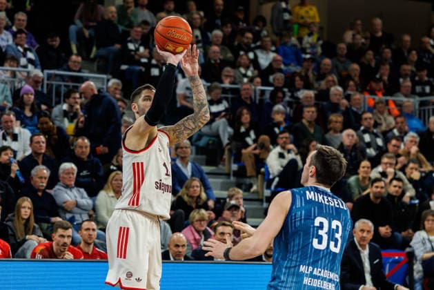 easycredit BBL, MLP Academics Heidelberg FC Bayern München Basketball, 08 02 2026 Stefan Jovic FC Bayern München Basketball, 16 with a three-pointer against Ryan Mikesell MLP Academics Heidelberg, 33 Game of the easycredit BBL MLP Academics Heidelberg FC Bayern München Basketball on Matchday 19 of the 25 26 season at the SNP Dome in Heidelberg on 08 02 2026 Copyright: xBEAUTIFULxSPORTS Hahnex