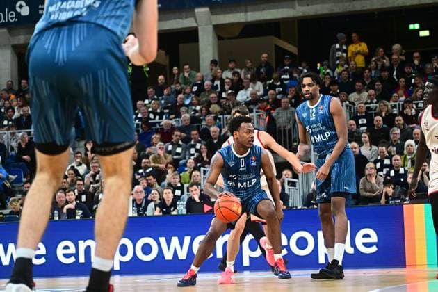 Scene with Osun Osunniyi 12 MLP Academics Heidelberg and DJ Horne 0 MLP Academics Heidelberg on the pitch easyCredit BBL MLP Academics Heidelberg - FC Bayern München Basketball 08 02 2026 Copyright: xMichaelxGelhardtx