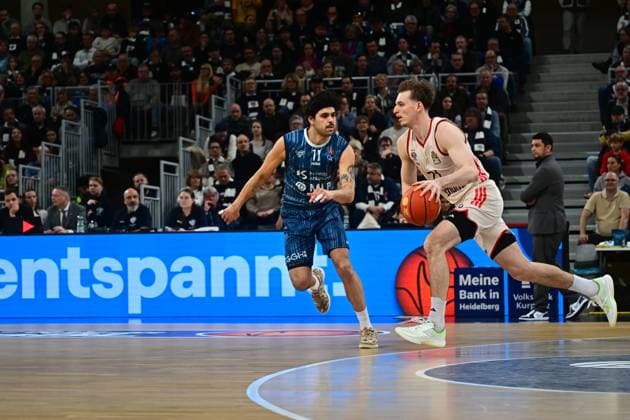 Game action with Justus Hollatz 21 FC Bayern Basketball and Erol Ersek 11 MLP Academics Heidelberg , Danny Jansson 999 MLP Academics Heidelberg on the sidelines easyCredit BBL MLP Academics Heidelberg - FC Bayern Munich Basketball 08 02 2026 Copyright: xMichaelxGelhardtx