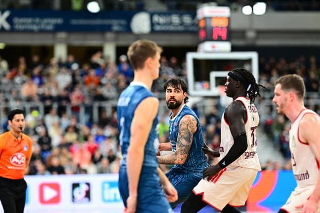 Game action with 15 FC Bayern basketballs in the foreground, surrounded by players from both teams easyCredit BBL MLP Academics Heidelberg - FC Bayern München Basketball 08 02 2026 Copyright: xMichaelxGelhardtx