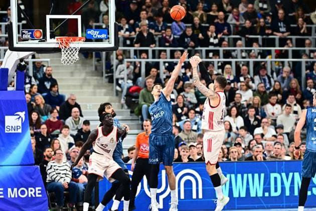 Scene with Dusan Neskovic 7 MLP Academics Heidelberg , Marcel Keßen 15 MLP Academics Heidelberg and Wenyen Gabriel 32 FC Bayern Basketball shooting easyCredit BBL MLP Academics Heidelberg - FC Bayern Munich Basketball 08 02 2026 Copyright: xMichaelxGelhardtx